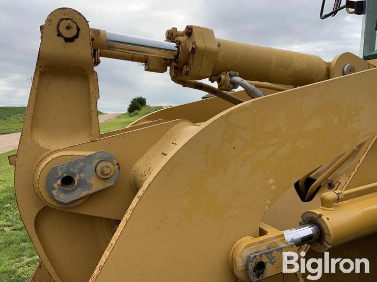 caterpillar-938f-image-12