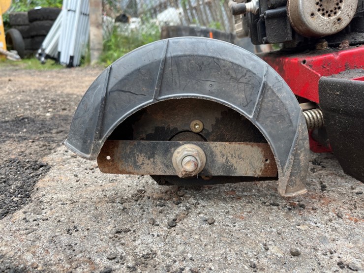 yard-machines-9"-dual-blade-gas-edger-image-9