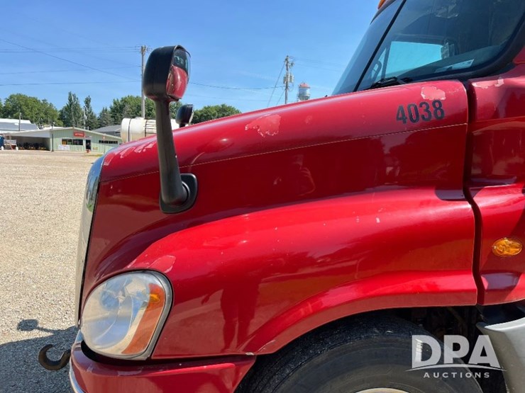 2013-freightliner-cascadia-day-cab-truck-(jn2570,-unit-4038)-image-21
