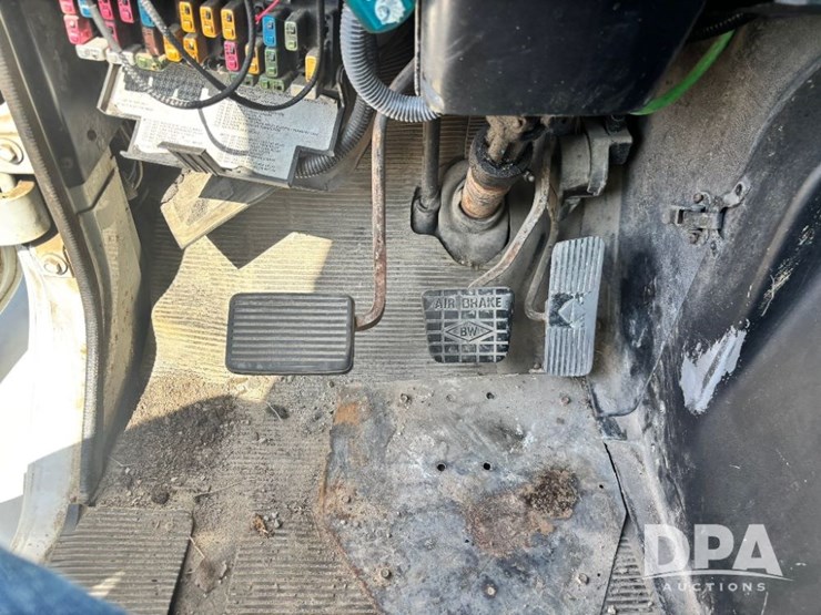 1999-ihc-8100-flatbed-truck-(gp11125,-unit-17355)-image-64