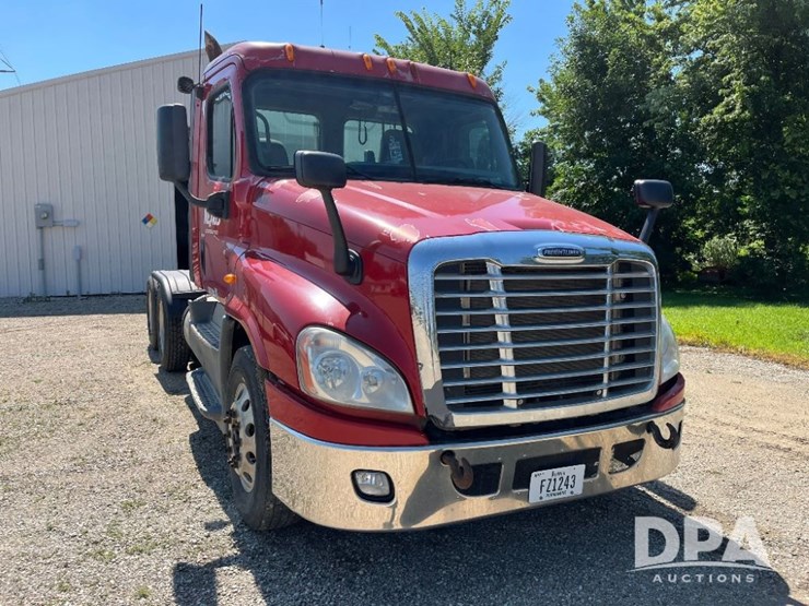 2013-freightliner-cascadia-day-cab-truck-(jn2570,-unit-4038)-image-4