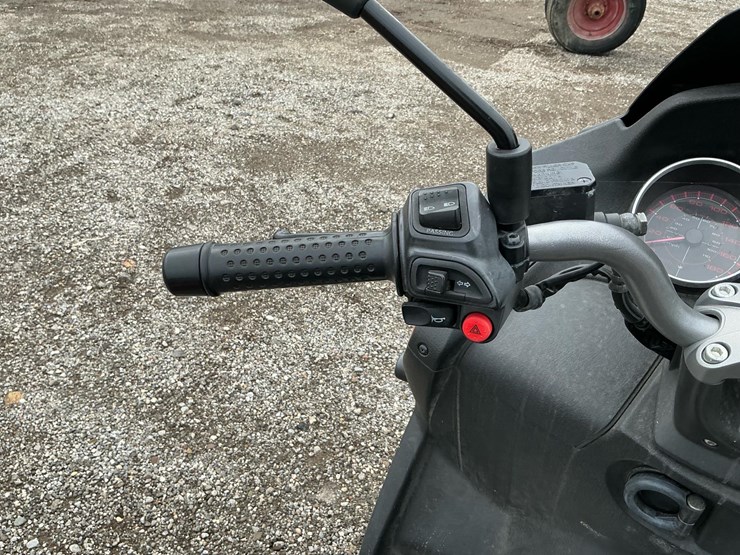 #2350-•-2009-piaggio-mp3-three-wheeled-scooter*-image-24