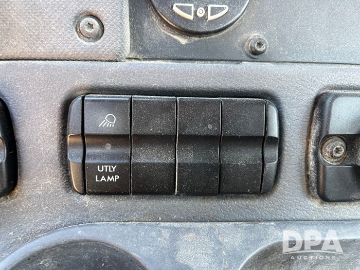 2013-freightliner-cascadia-day-cab-truck-(jn2570,-unit-4038)-image-73