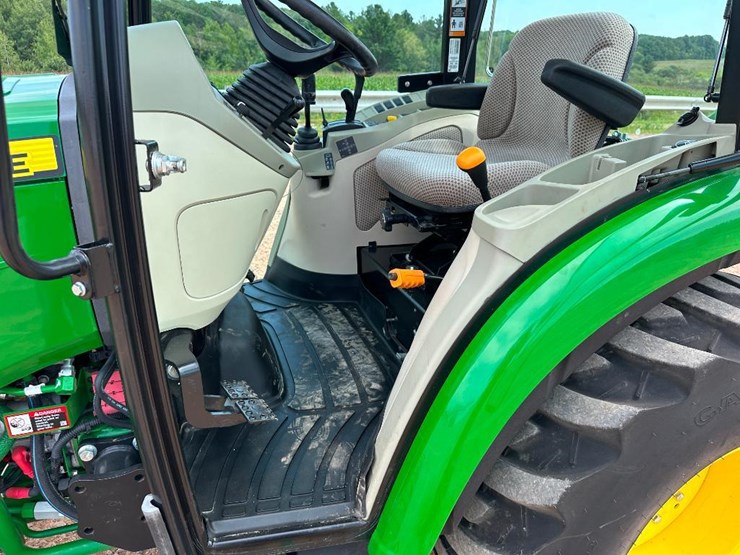 2018-john-deere-3033r-image-34