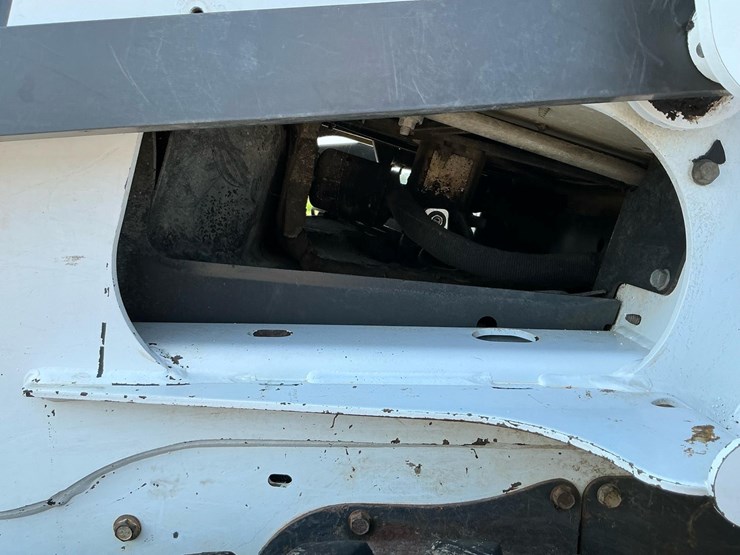 2015-bobcat-t770-image-17