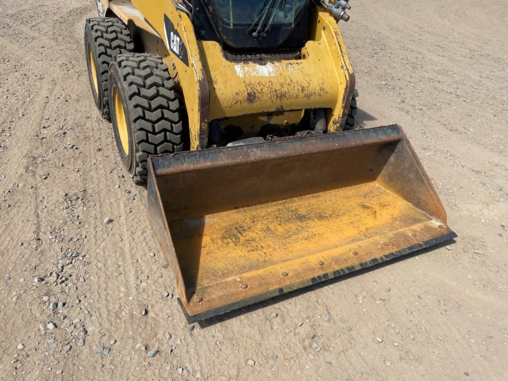 2014-caterpillar-242-image-5