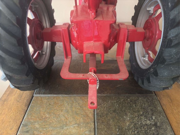1/8-farmall-m-image-10