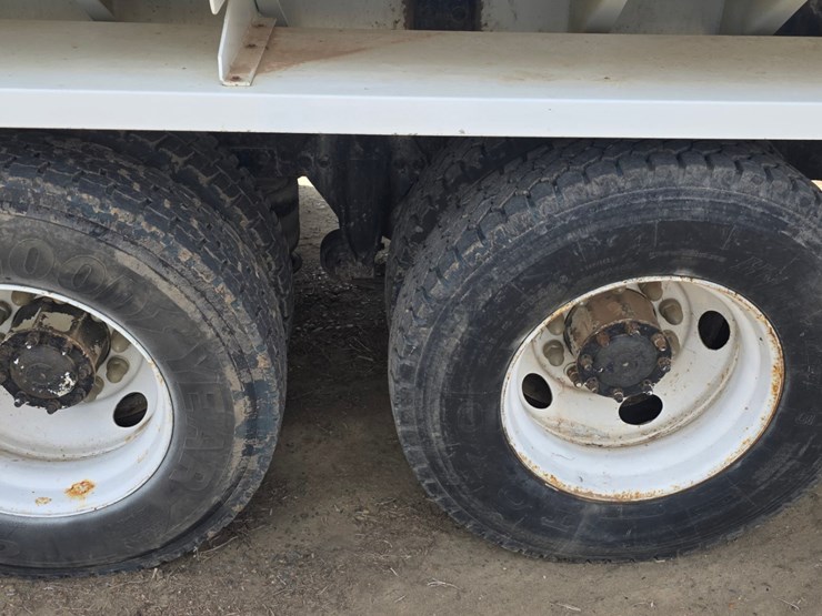 2002-freightliner-fl80-image-15