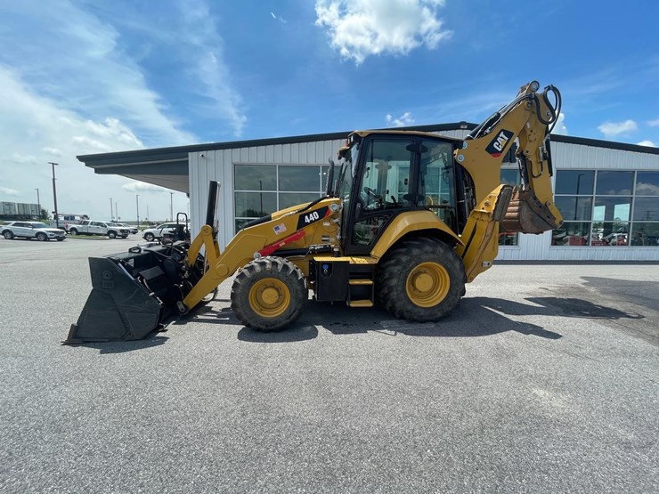 2019-caterpillar-440-image-1
