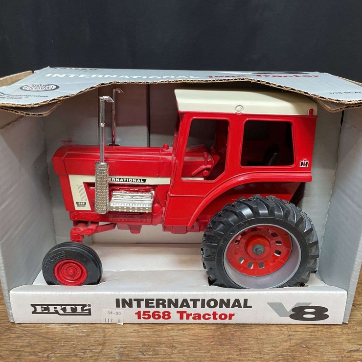 1/16 IH 1568 NIB Ertl