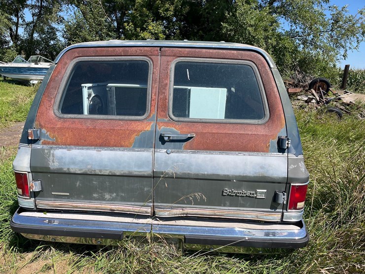 gmc-suburban-image-14