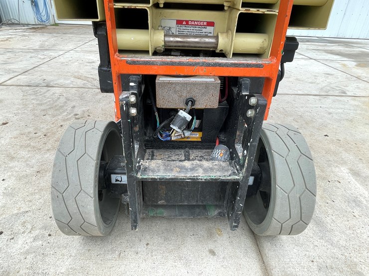 jlg-2630es-image-22