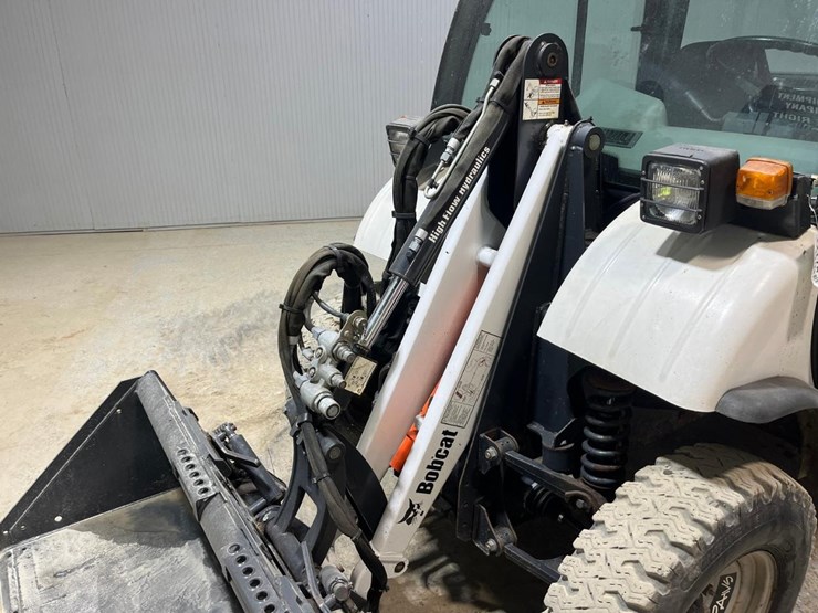 bobcat-5610-toolcat-utility-vehicle-image-12