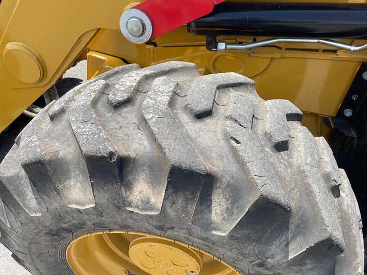 2019-caterpillar-440-image-13