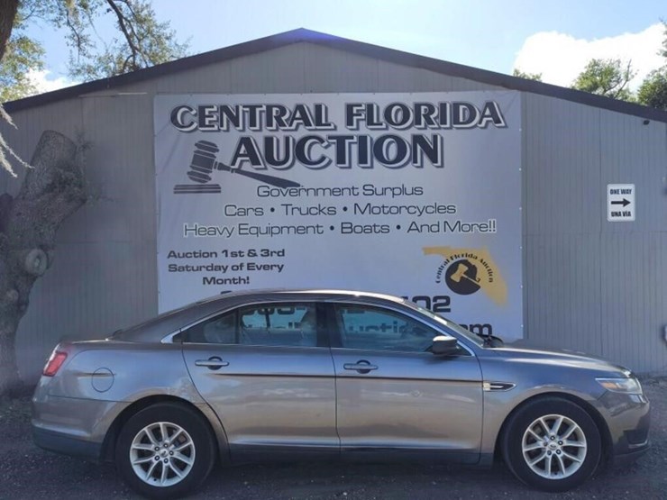 2014-ford-taurus-se-runs/moves-image-1