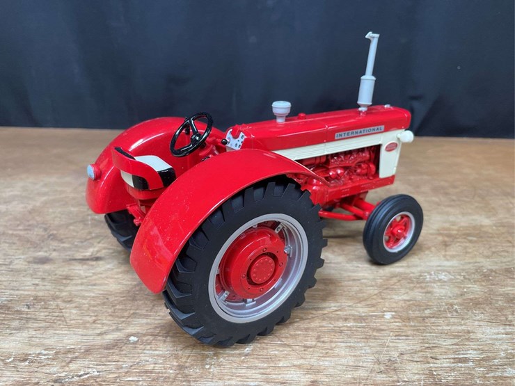 1/16-ih-660-1999-nfts-nib-ertl-image-9