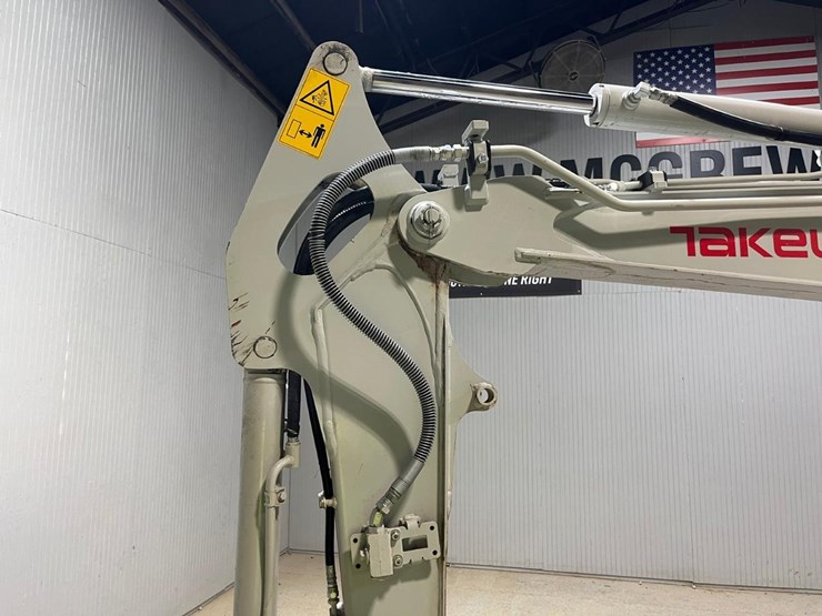 2023-takeuchi-tb335r-image-11