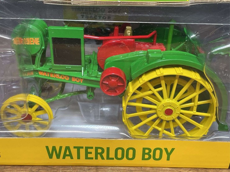 1/16-john-deere-waterloo-boy-museum-nib-ertl-image-2