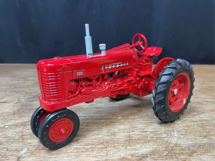 1/16-farmall-300-1984-nfts-nib-ertl-image-3
