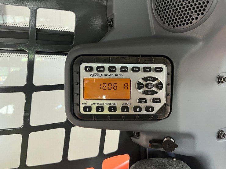 2023-kubota-ssv75-image-26