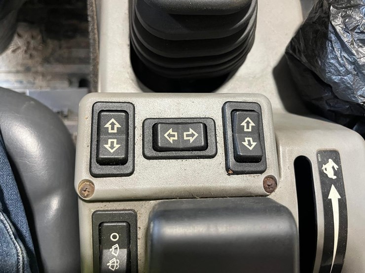 bobcat-5610-toolcat-utility-vehicle-image-34