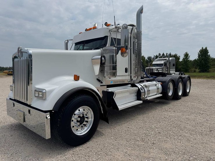 2020-kenworth-w900l-image-1