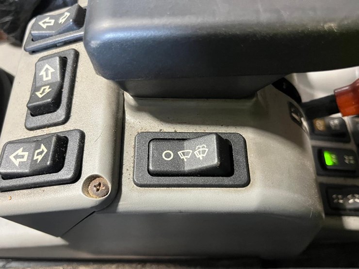 bobcat-5610-toolcat-utility-vehicle-image-35