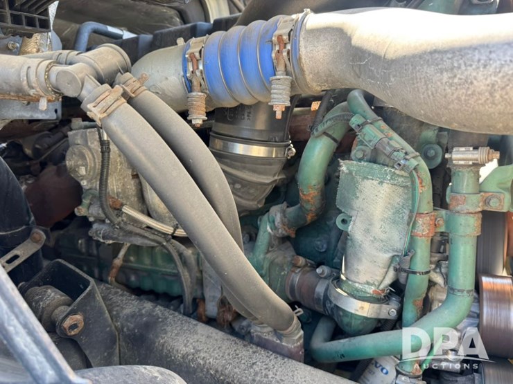 2016-volvo-vnm64t200-image-13