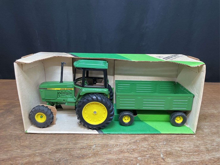 1/16-john-deere-2550-+-wagon-set-nib-ertl-image-1