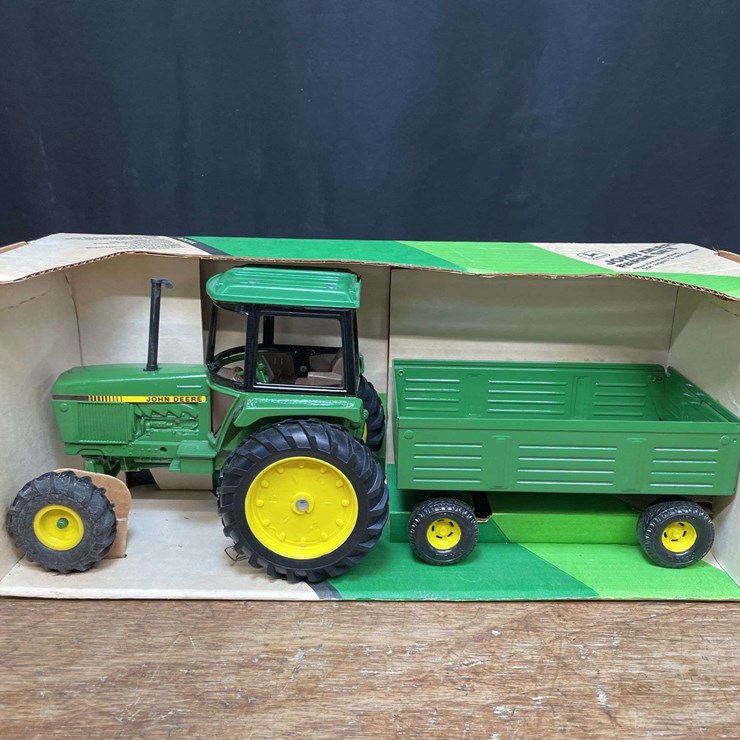 1/16 John Deere 2550 + Wagon Set NIB Ertl