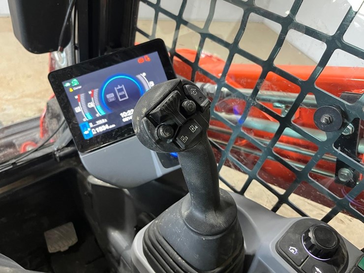 2023-kubota-svl75-3-image-31