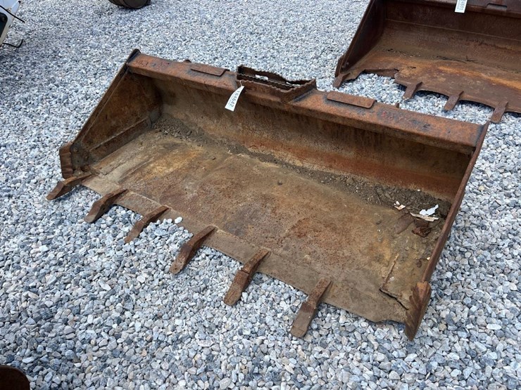 takeuchi-72"-skid-steer-tooth-bucket-image-1