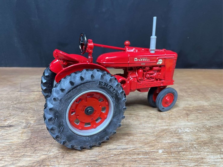 1/16-farmall-super-m-ta-1991-nfts-nib-ertl-image-8