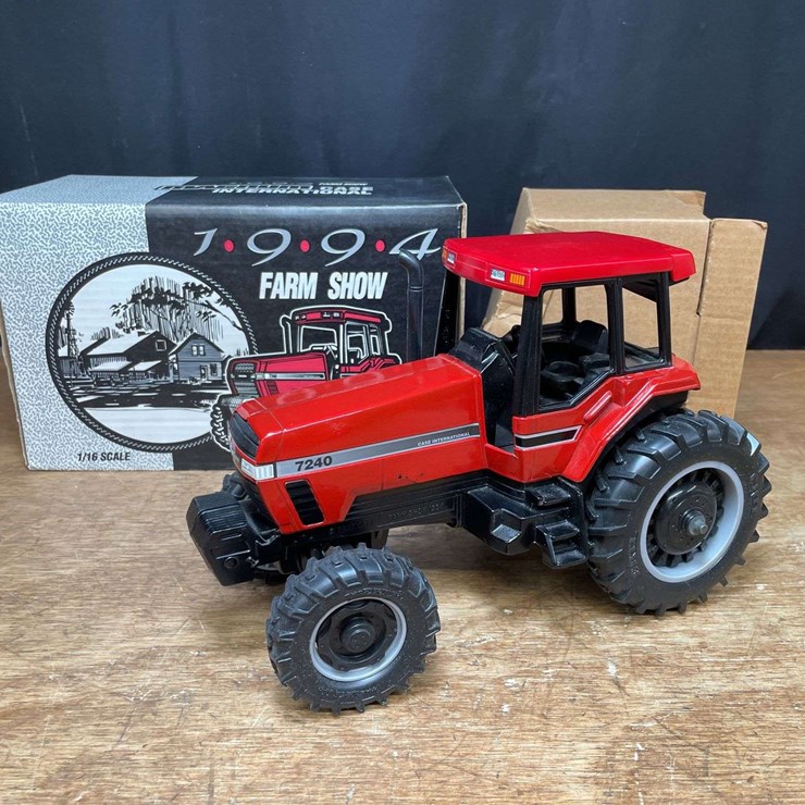 1/16 Case-IH Magnum 7240 1994 Farm Show NIB Ertl