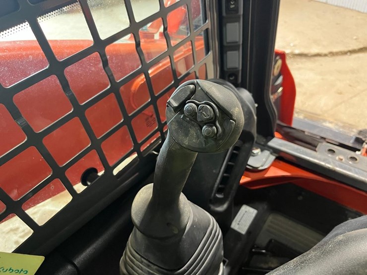 2023-kubota-ssv75-image-30