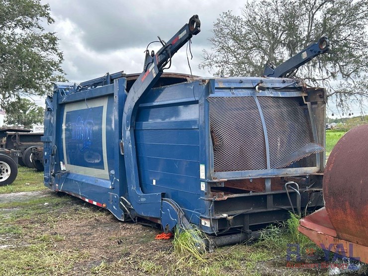 heil-v-1722-28yd-front-loader-garbage-truck-body-image-2
