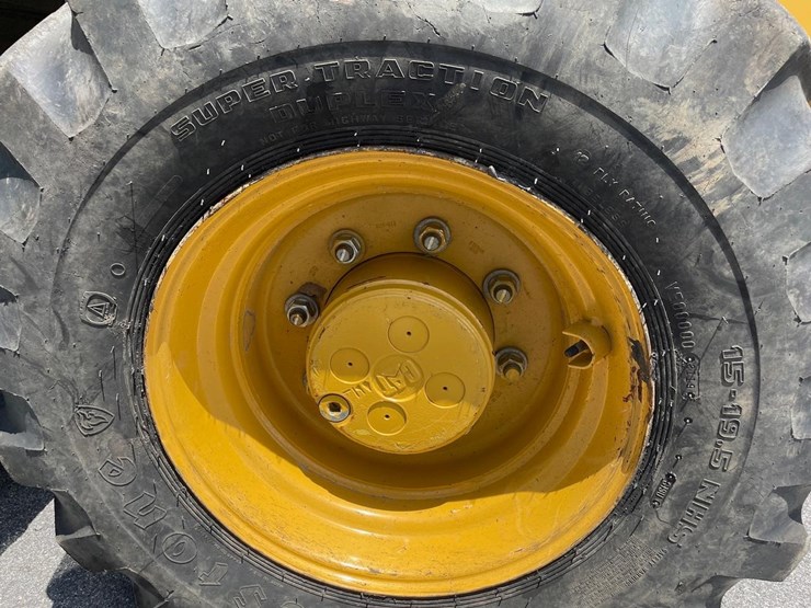 2019-caterpillar-440-image-18