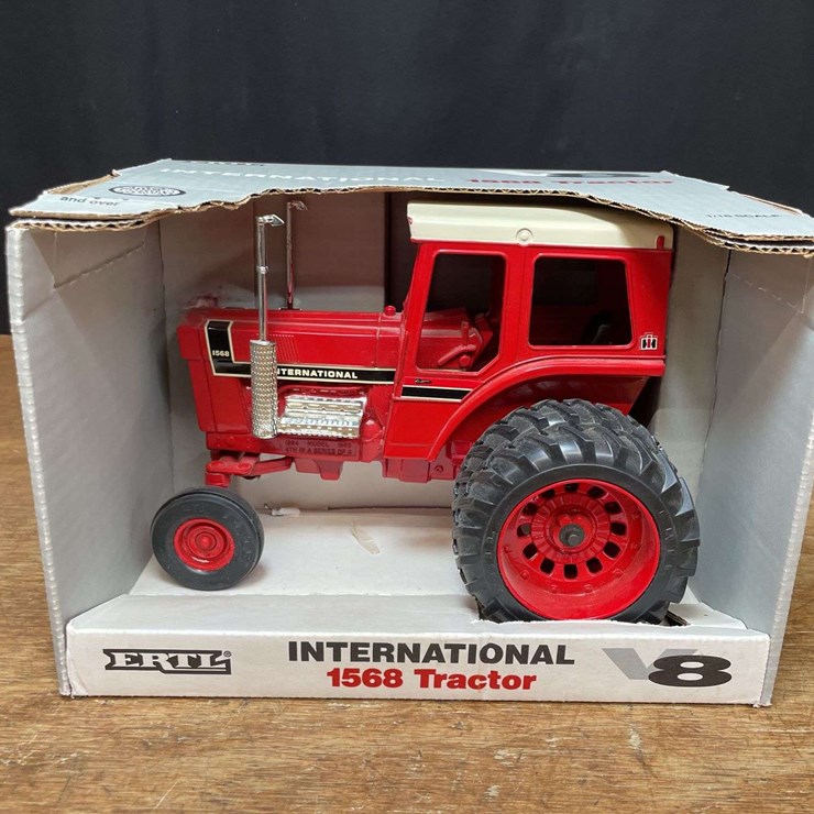 1/16 IH 1568 NIB Ertl