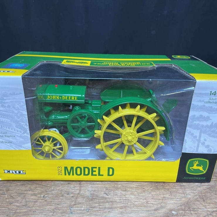 1/16 John Deere D Museum NIB Ertl