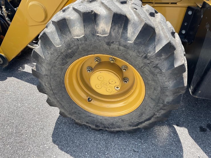 2019-caterpillar-440-image-12