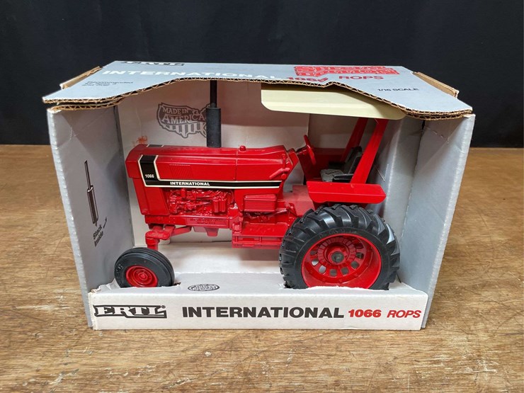 1/16-ih-1066-special-edition-nib-ertl-image-1