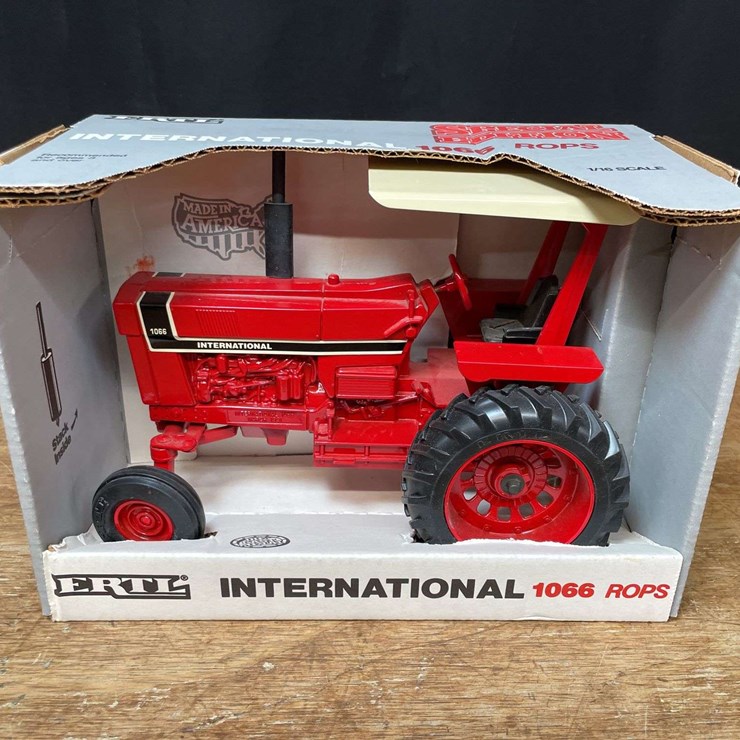 1/16 IH 1066 Special Edition NIB Ertl