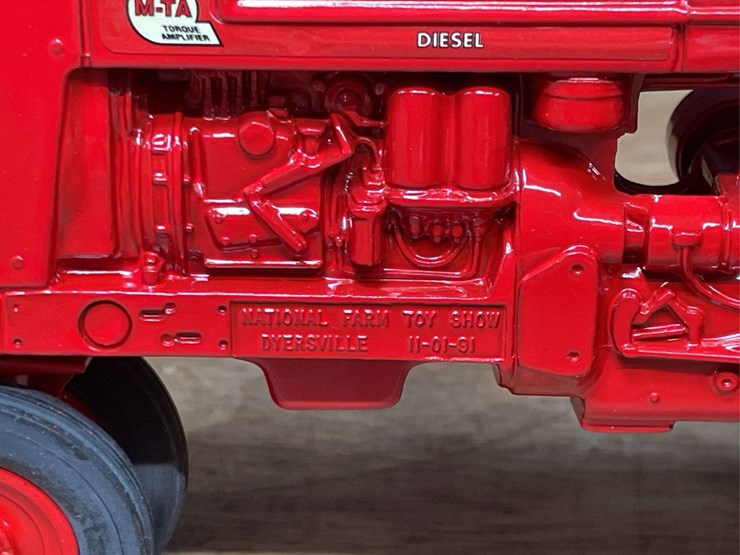 1/16-farmall-super-m-ta-1991-nfts-nib-ertl-image-4