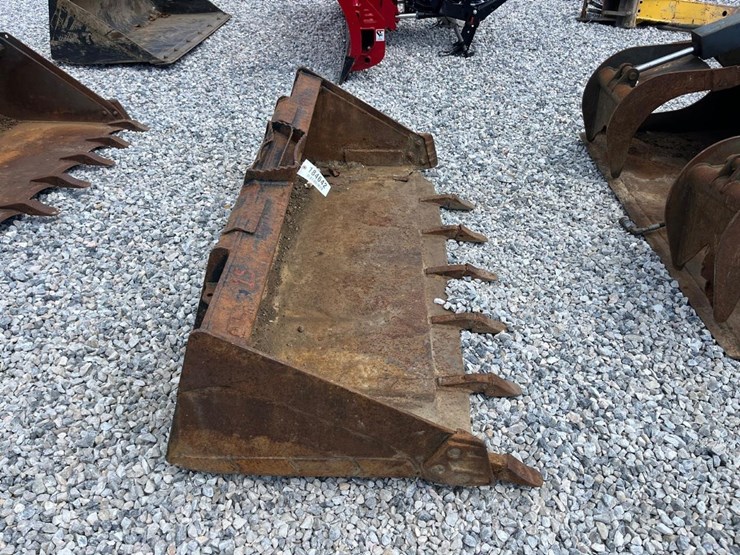 takeuchi-72"-skid-steer-tooth-bucket-image-6