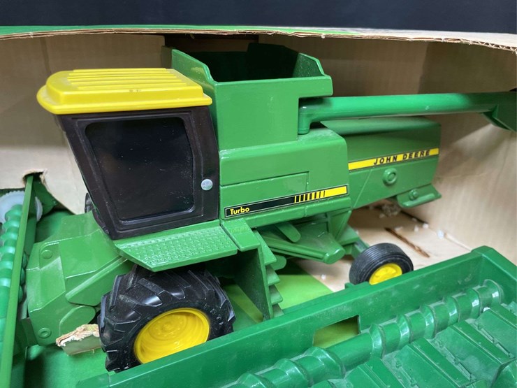 1/24-john-deere-titan-combine-nib-ertl-image-3