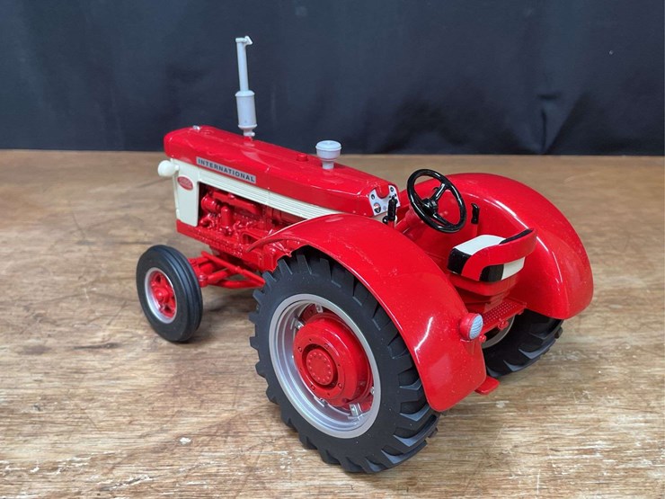1/16-ih-660-1999-nfts-nib-ertl-image-6