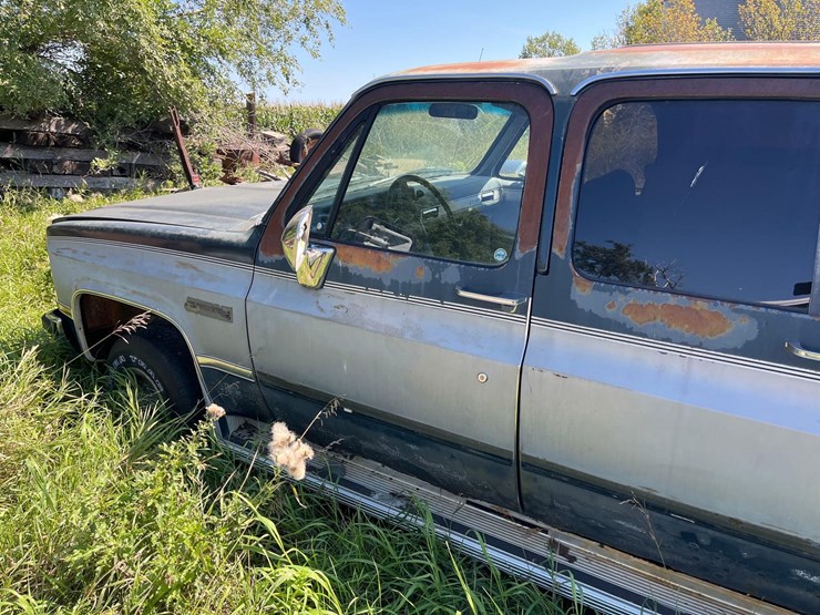 gmc-suburban-image-17