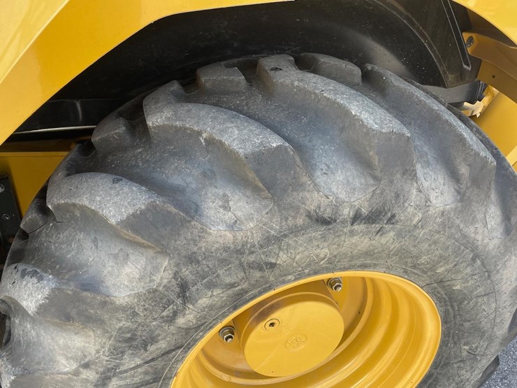 2019-caterpillar-440-image-15