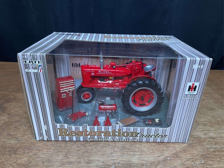 1/16-farmall-m-restoration-nib-ertl-image-1