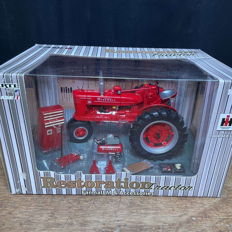 1/16 Farmall M Restoration NIB Ertl